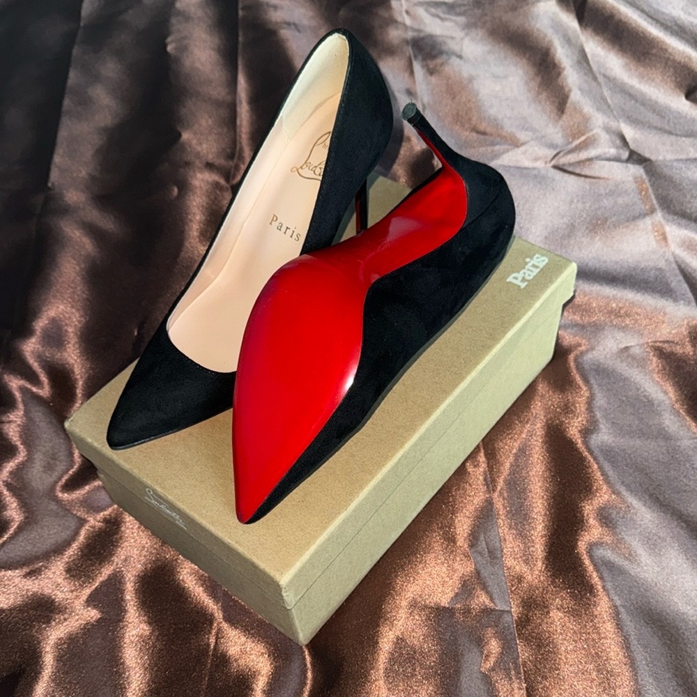 Elegant Black Classic Heels with Red Bottom Soles - Picture 2 of 5